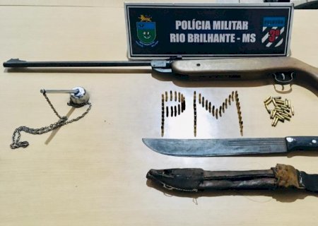 Após agredir a esposa e ameaçar colocar fogo na casa com criança dentro, homem é preso com espingarda e facão