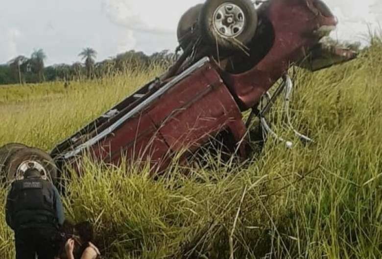 Idoso morre após capotar caminhonete em rodovia