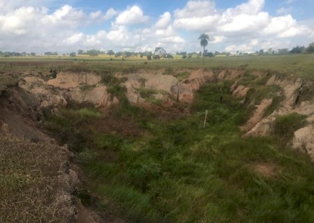 Novo Horizonte do Sul -PMA de Batayporã autua infrator em R$ 5 mil por voçoroca em nascentes do rio Guiraí e ainda lançar pneus velhos dentro da erosão ao invés de realizar a recuperação