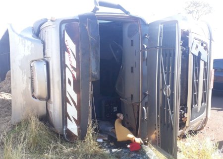 Deodápolis - Carreta tomba e deixa uma vitima fatal  preso as ferragens.