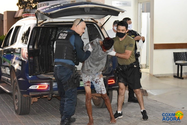 Transtornado, homem armado com facão agride filho de vereador e esposa