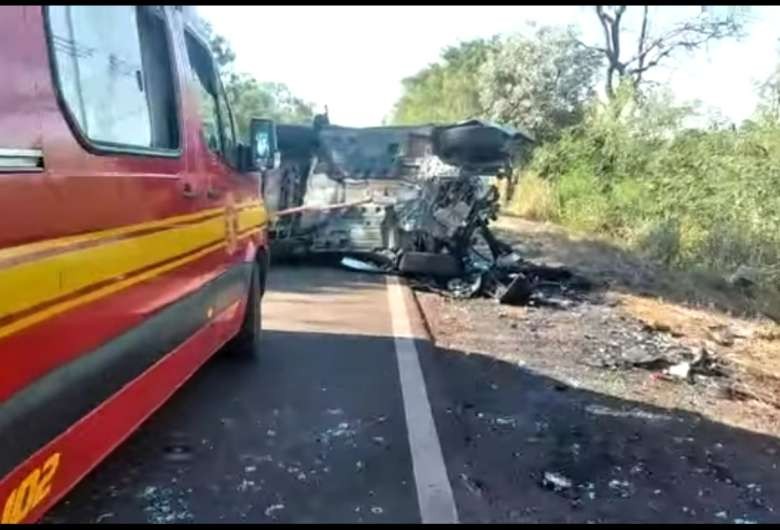 Colisão frontal entre veículos na BR-262 ceifa vida de criança de 8 anos