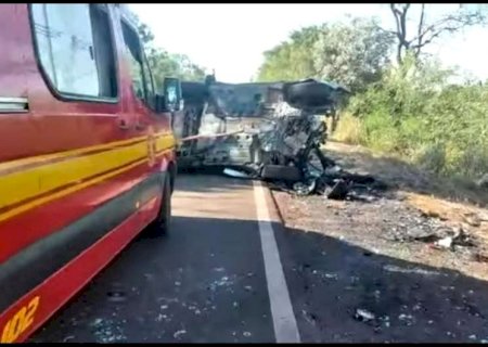 Colisão frontal entre veículos na BR-262 ceifa vida de criança de 8 anos