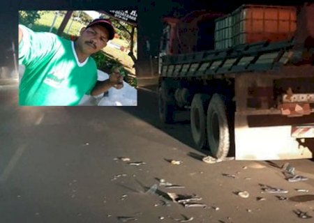 Motociclista morre após bater em caminhão parado