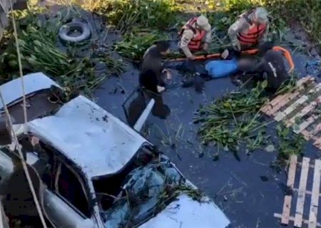 Duas pessoas morrem após carro invadir Mirante e cair em lagoa