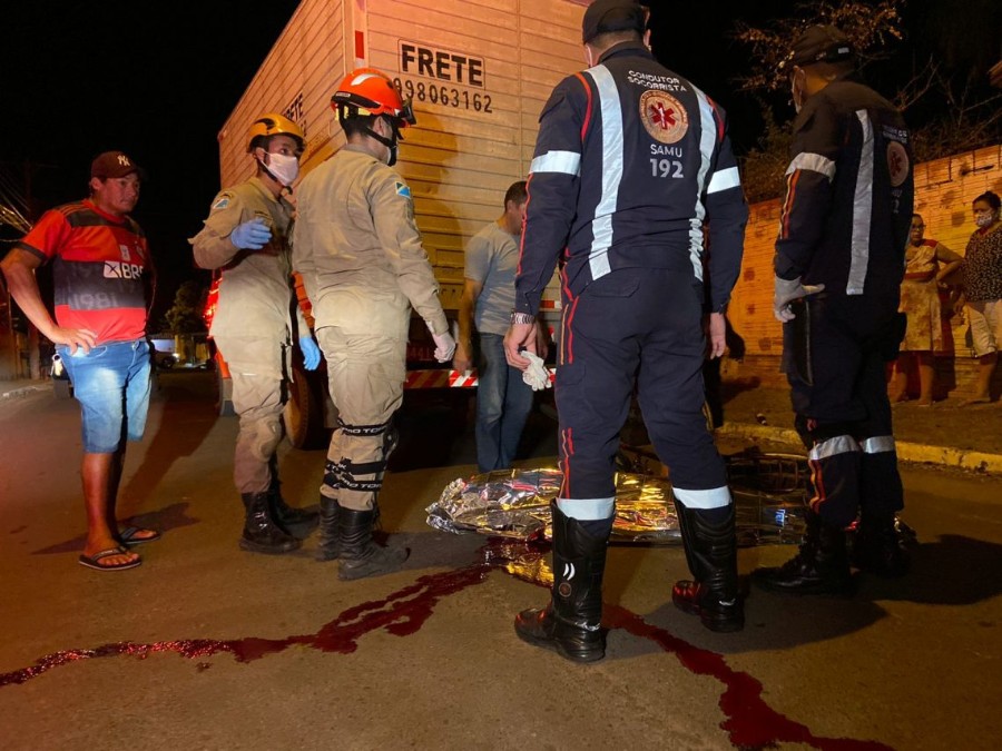 Menino de 13 anos morre atropelado por caminhão