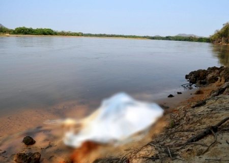 Barco fica desgovernado, bate em pedras e mãe e filho morrem afogados ao tentarem atravessar rio em MS