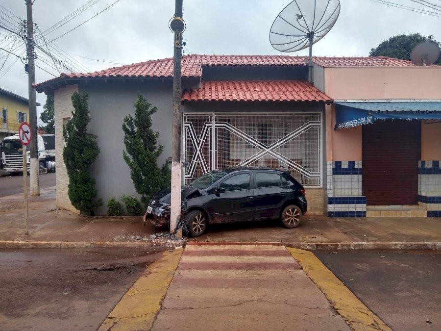 Batayporã: Acidente na manhã de hoje deixa carro com frente totalmente destruída