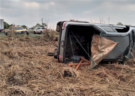 Veículo com placas de Nova Andradina capota na MS-276, entre Batayporã e Anaurilândia