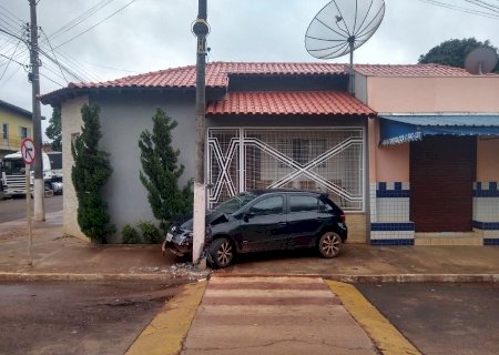 Batayporã: Acidente na manhã de hoje deixa carro com frente totalmente destruída