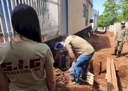 Polícia Civil coordena escavações para exumação de ossada humana encontrada sob contrapiso de hospital em Aquidauana