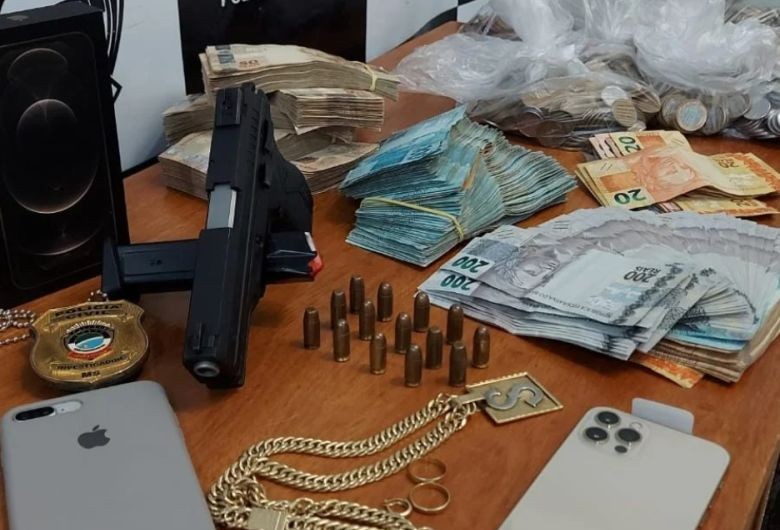 Em cumprimento de mandado de busca, polícia apreende arma e mais de R$ 70 mil em residência