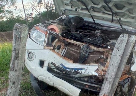 Camionete vai parar em cerca de arame farpado após atropelar vaca na BR-262