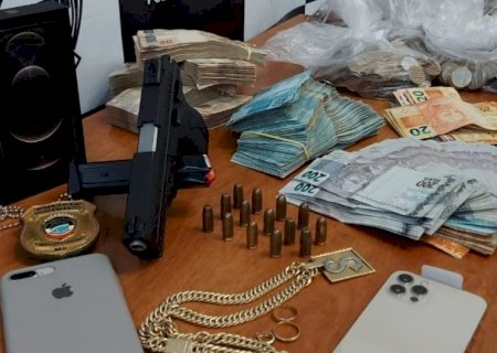 Em cumprimento de mandado de busca, polícia apreende arma e mais de R$ 70 mil em residência