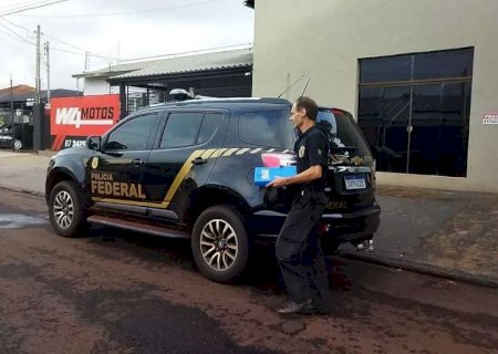 Após buscas, policiais federais deixam casa de vereadora com pastas de documentos