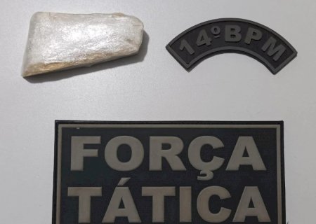 Policiais Militares da Força Tática, após denúncia prende homem por tráfico de drogas em Deodápolis.