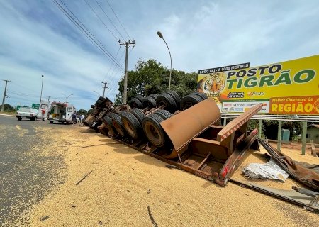 Carreta carregada com cerca de 30 toneladas de soja tomba em trecho em Batayporã