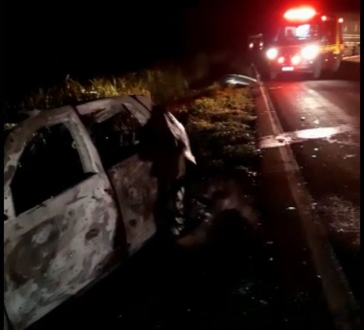 Após colisão entre carro e carreta na região do Rio Samambaia homem morre