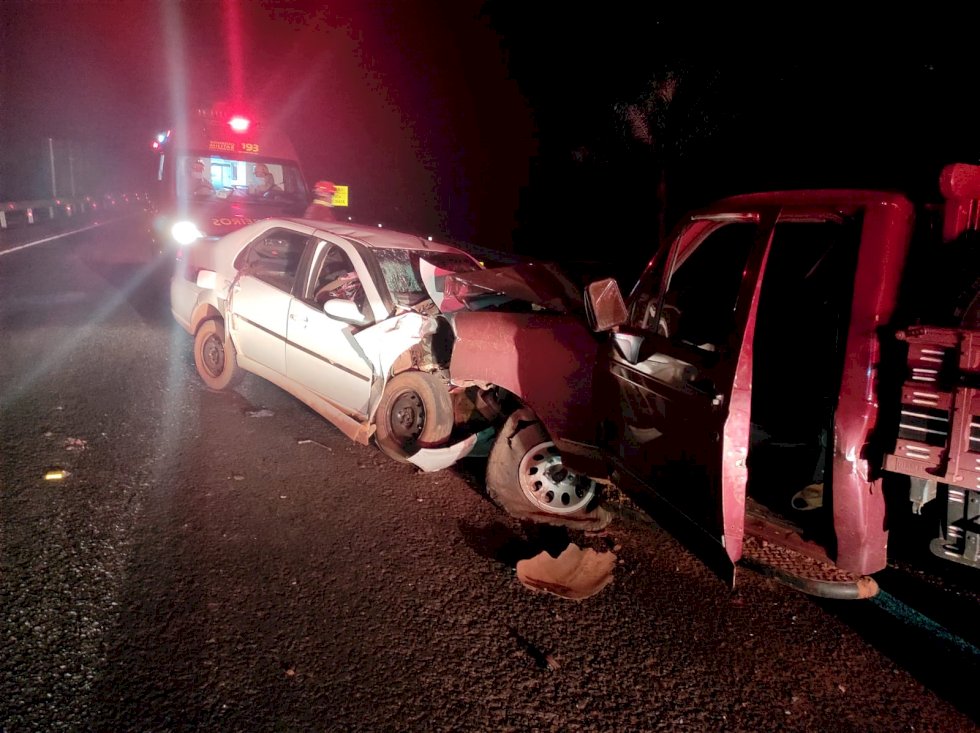 Colisão frontal entre carro e caminhonete deixa uma pessoa ferida na BR 163