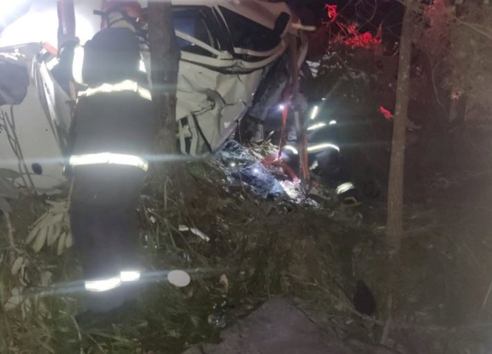 Duas pessoas morrem e duas ficam feridas em capotagem de carro em rodovia no Pantanal de MS