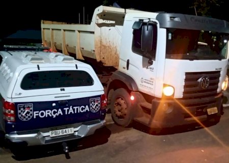 Força tática do 14º Batalhão frustra roubo e recupera caminhão da prefeitura de Deodápolis.