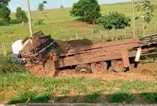 Acidente com caminhão mata motorista na manhã desta quinta-feira (06) na BR 376 entrada de Glória de Dourados.