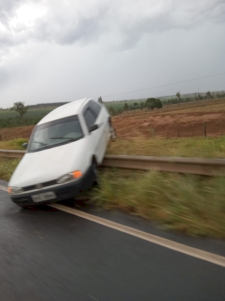 Batayporã - Motorista perde controle de direção e carro vai parar em cima do guard rai na MS-276
