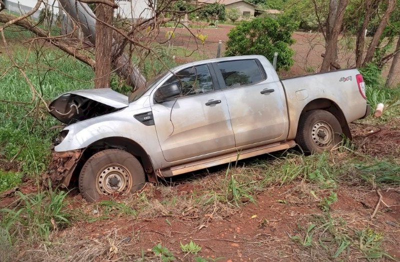 Motorista colide caminhonete em árvore após suspeita de mal súbito na BR-376 em Fátima do Sul