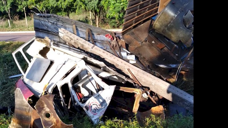 Caminhoneiro morre ao bater caminhão em poste da BR-262