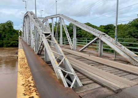Mulher é socorrida pelo Corpo de Bombeiros após pular da Ponte