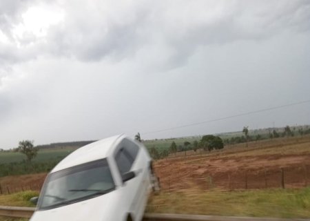 Batayporã - Motorista perde controle de direção e carro vai parar em cima do guard rai na MS-276