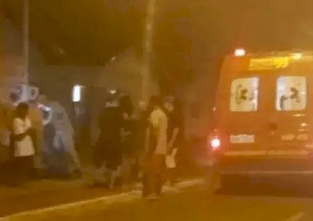 Ferido a tiros, jovem de 23 anos anda 50 metros para pedir socorro.