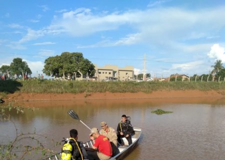 Pai pula em 'piscinão' para tentar tirar filho que 'fugiu para a água' e os dois morrem afogados