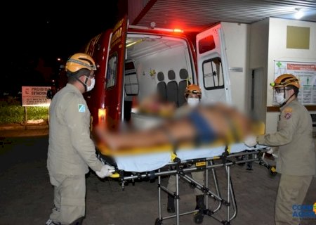Casal fica ferido após colidir motocicleta em capivaras na BR-359
