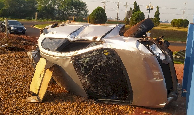 Motorista rampa canteiro, destrói cerca e tomba veículo em rotatória de Fátima do Sul.
