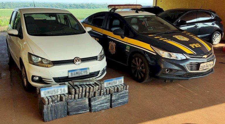 PRF apreende 138 Kg de maconha e recupera veículo