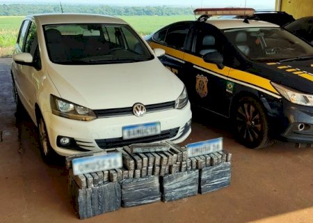 PRF apreende 138 Kg de maconha e recupera veículo