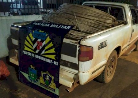 Polícia Militar flagra caminhonete lotada de cabos de rede.
