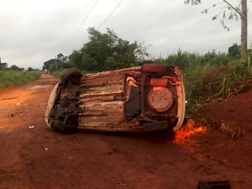 Batayporã -Veiculo capota na MS-276 e deixa duas pessoas com ferimentos.