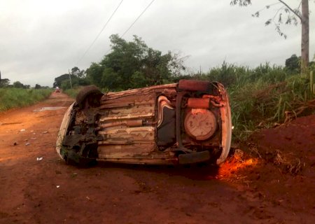 Batayporã -Veiculo capota na MS-276 e deixa duas pessoas com ferimentos.