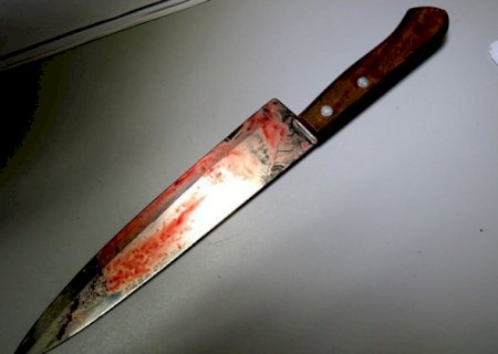 Homem é esfaqueado por esposa e ao fugir cai em frente a uma viatura da PM