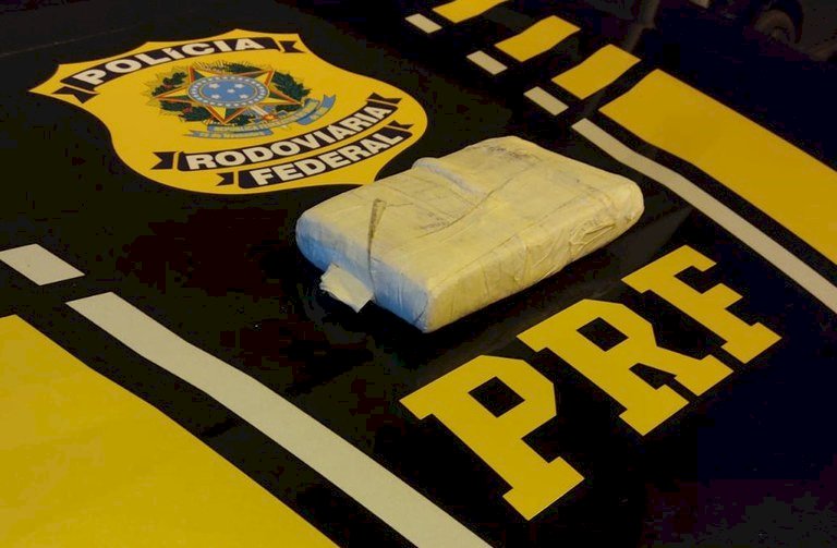 PRF prende passageira de ônibus com cocaína