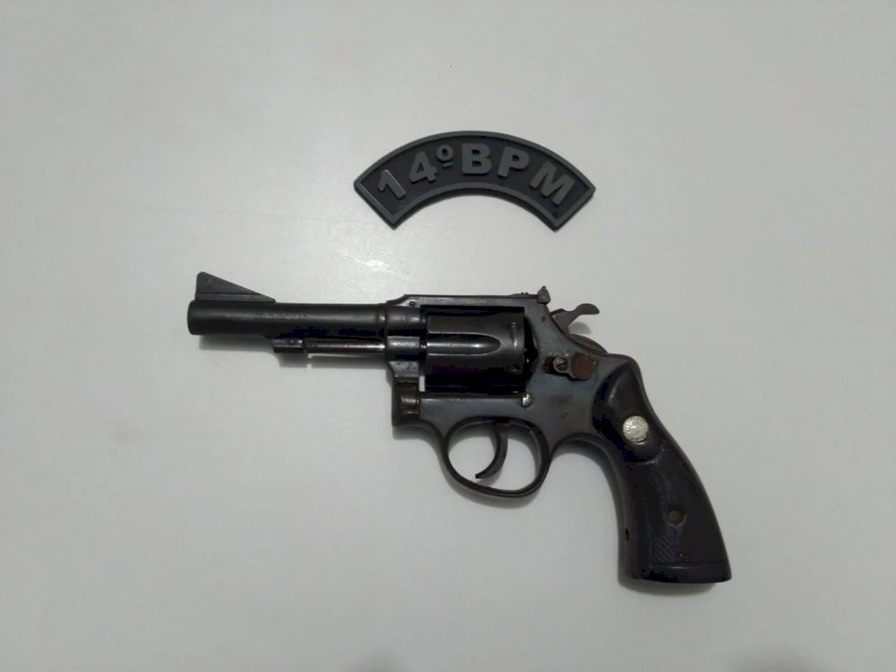 Deodápolis - Policiais militares conduzem homem por porte ilegal de arma de fogo de uso permitido.