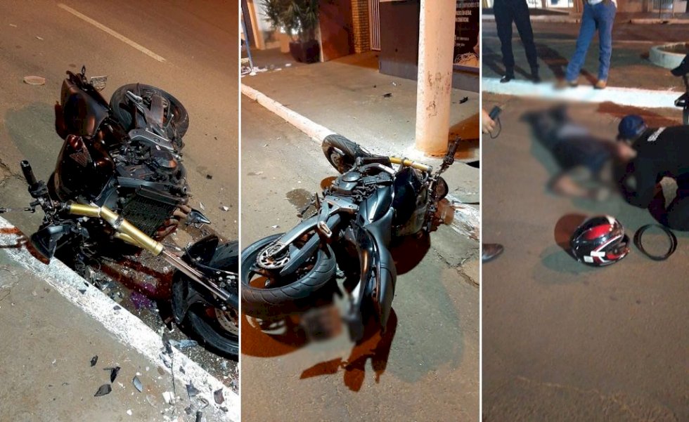 Moto fica destruída após condutor bater em poste de iluminação pública.