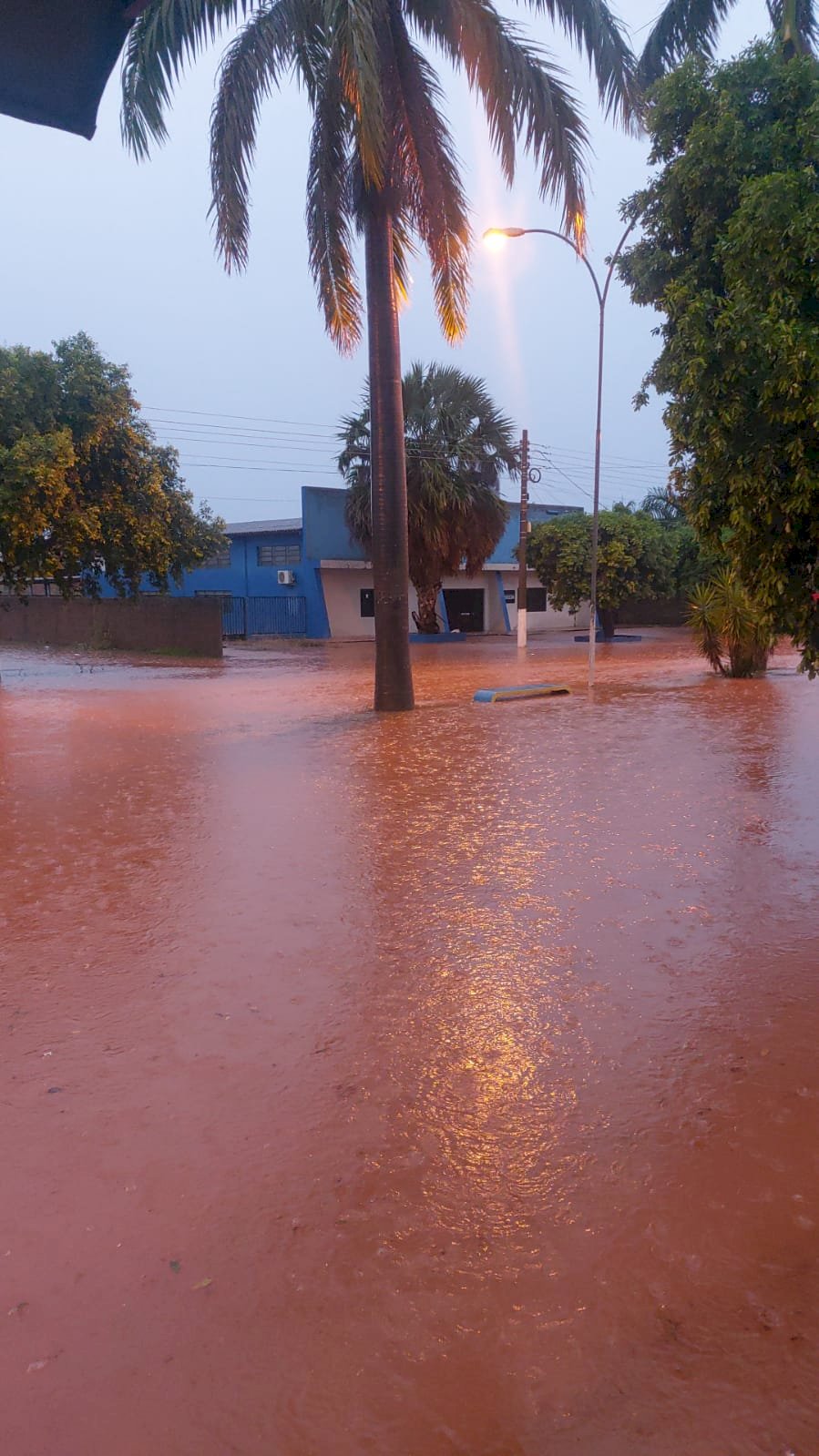 Chuvas fortes castigam Batayporã que amanheceu com lagoa transbordando