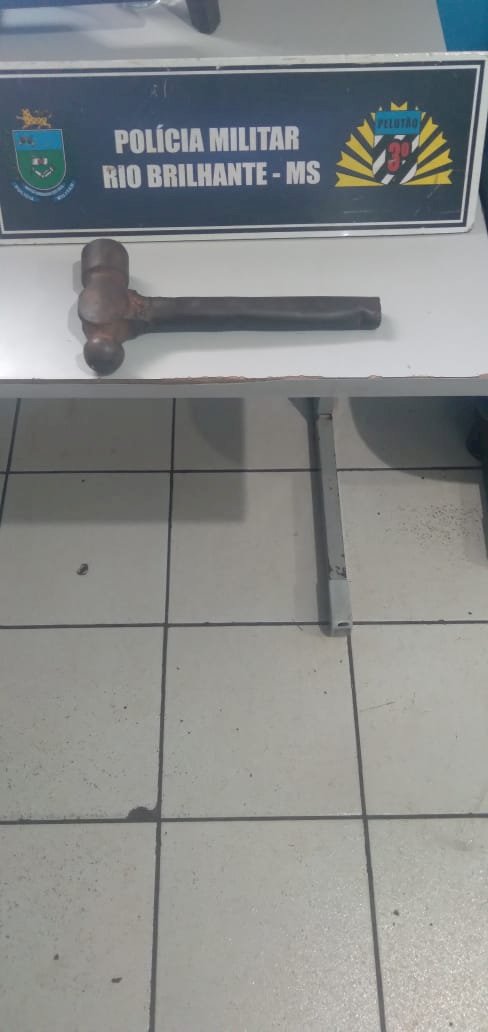 Homem é atingido com marretadas na cabeça após discussão com adolescente