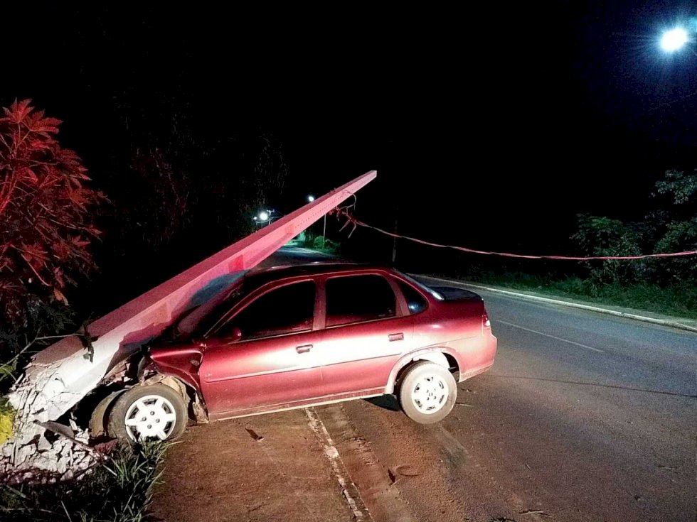 Motorista perde controle de direção e derruba poste de energia em cidade no MS.