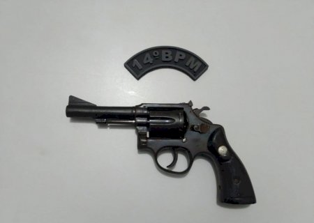 Deodápolis - Policiais militares conduzem homem por porte ilegal de arma de fogo de uso permitido.