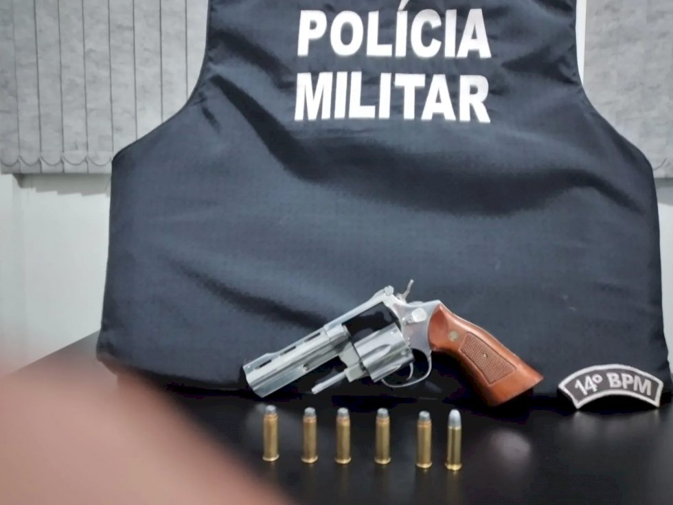 Deodápolis- policiais militares conduzem homem por porte ilegal de arma de fogo de uso permitido.