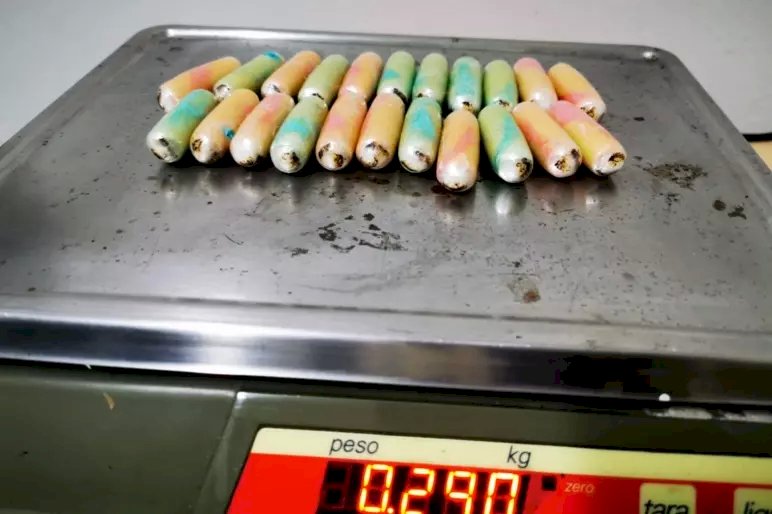 Jovens bolivianos são presos com 140 cápsulas de cocaína no estômago